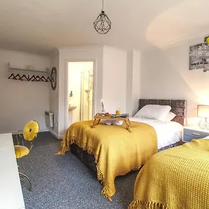 4 Dbl Beds, Modern Apartment, Free Parking And Home-from-home Wakefield